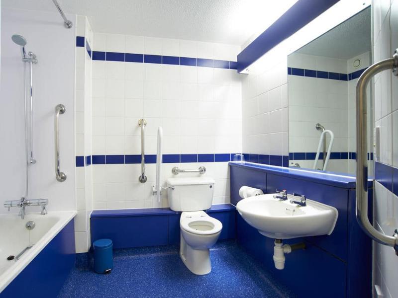Travelodge London Kingston Upon Thames Hotel 3*